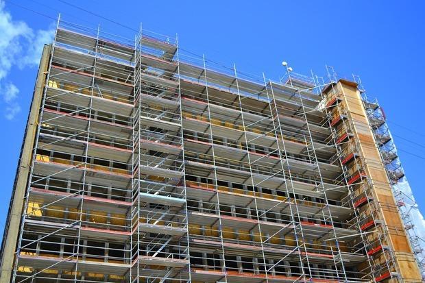 Ponteggio sulla facciata condominiale: quando scatta l’occupazione del suolo pubblico?