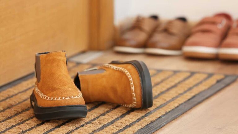 Lasciare scarpe e spazzatura sul pianerottolo condominiale: è consentito?